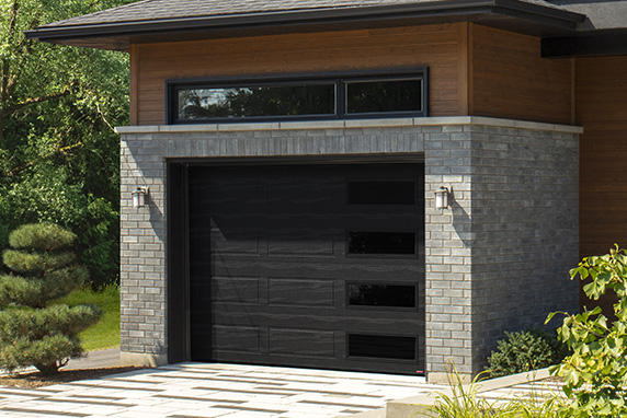 Modern house with garage door Standard+ Shaker-Modern XL, 12' x 8', Black, window layout: Right-Side Harmony with Black Satin glass