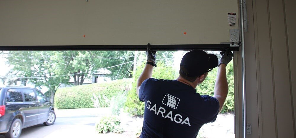Garaga installer installing a garage door