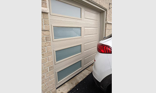 Acadia 138 Classic XL garage door, 8' x 7', Claystone, window layout: Right‑side Harmony