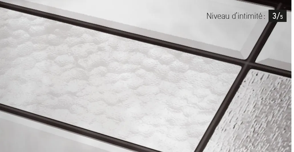 Le vitrail Celeste offre une géométrie organisée combinant 3 verres pour un jeu de lumière raffiné