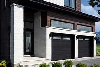 Standard+ Moderno multi, 9' x 7', Noir, fenêtres Céleste. Agencement : porte d'entrée  Novatech avec verre Celeste