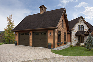 Collection Village Configuration I-1, Cœur rainuré, 9' x 8', Brun, fenêtres avec Appliques Arche Richmond