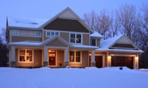 Maison avec porte de garage en hiver