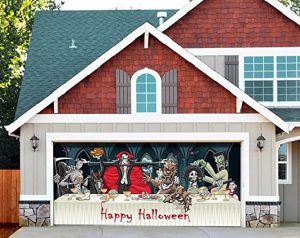 Décoration d'Halloween sur une porte de garage
