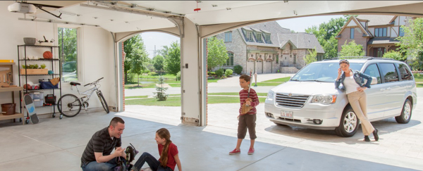 Vue sur l'entrée de l'intérieur d'un garage