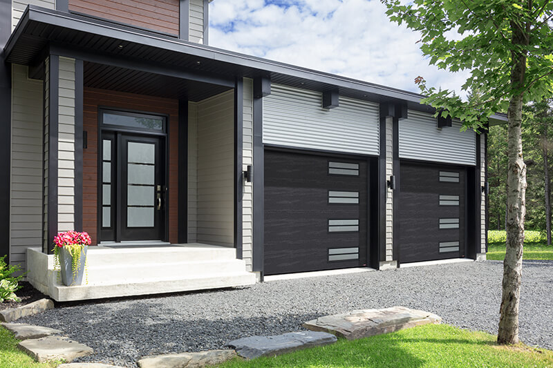 Maison moderne 2 étages en bois Cognac et acier anodisé, garage double avec portes de garage 10'x8', couleur Noir, fenêtre Pure