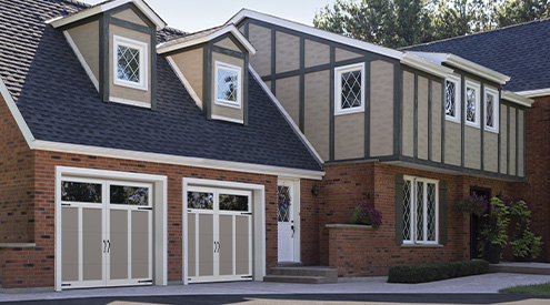 Maison de style artisanale en brique avec insertions de bois et pignons. 2 portes de garage Eastman E-12, 8’ x 7’, portes argile et moulures Blanc glacier, fenêtres Panoramique clair.