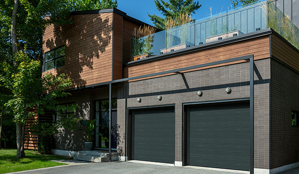 Maison extérieur style Japandi, 2 étages, bois pâle, brique gris pâle, portes de garage simples Gris foncé Minerai de fer