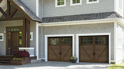 Maison de style artisanale en bardeaux de cèdre gris avec poutres et colonnes en bois. 2 portes de garage Princeton P-23, 8' x 7', portes et moulures Noyer chocolaté Similibois, fenêtres Panoramiques 8 carreaux.