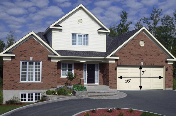 Maison avec porte de garage d'une grande superficie