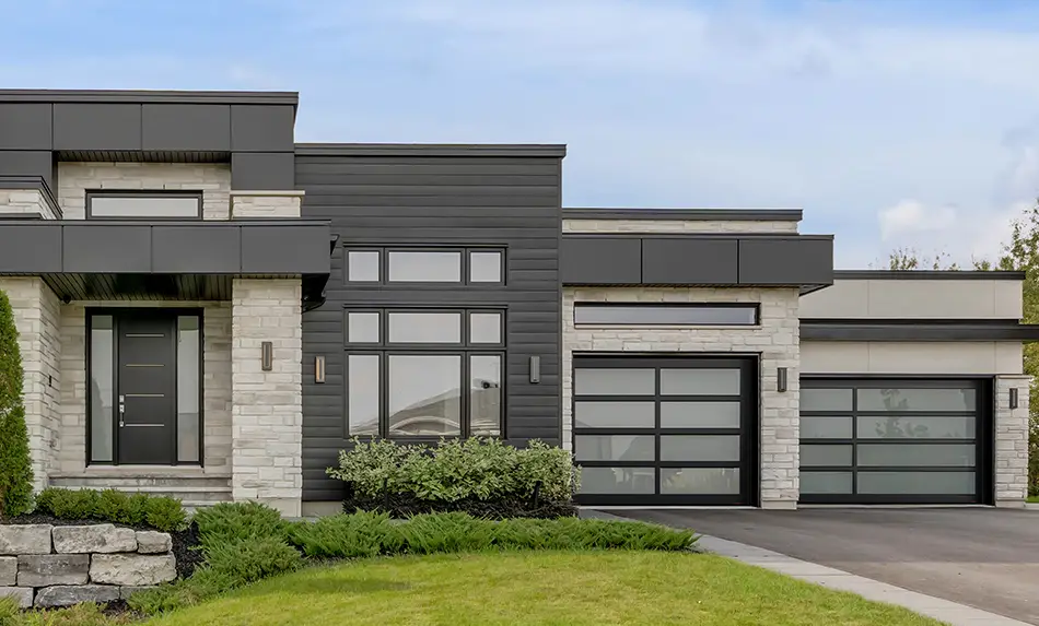 Garaga California all-glass garage doors with 2 layouts are perfect to enhance this modern house.