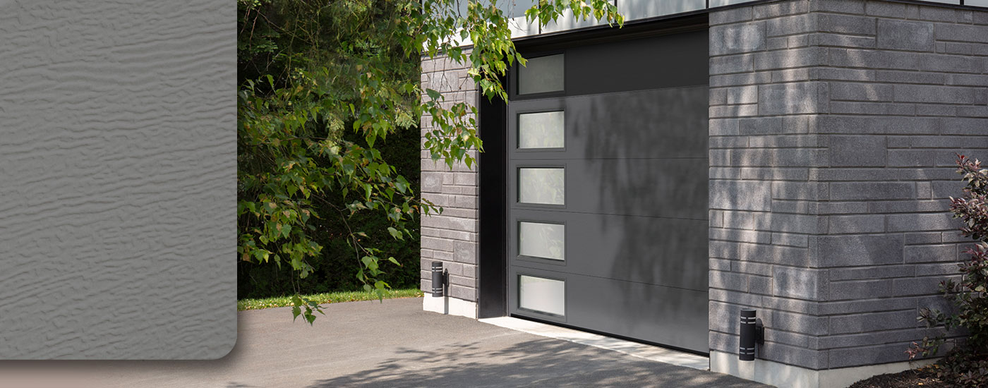Garage attaché en brique gris pâle, porte de garage simple de couleur gris Charbon