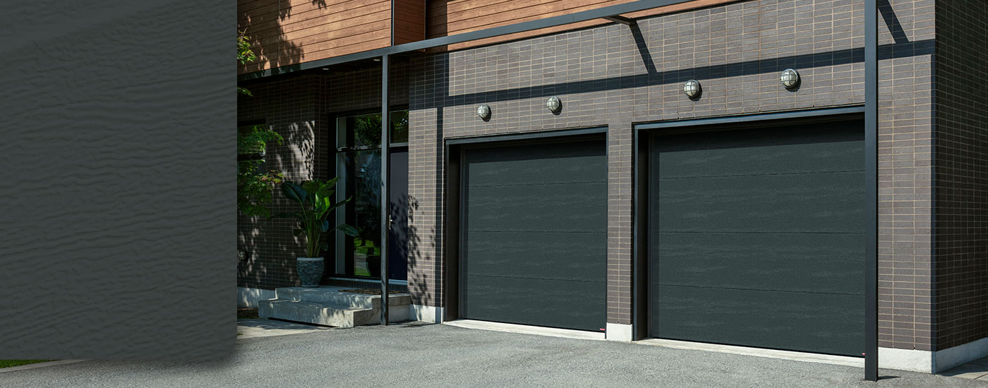 Maison de style moderne Japandi, brique gris pâle, bois blond, garage double avec porte de garage couleur Gris Minerai de fer