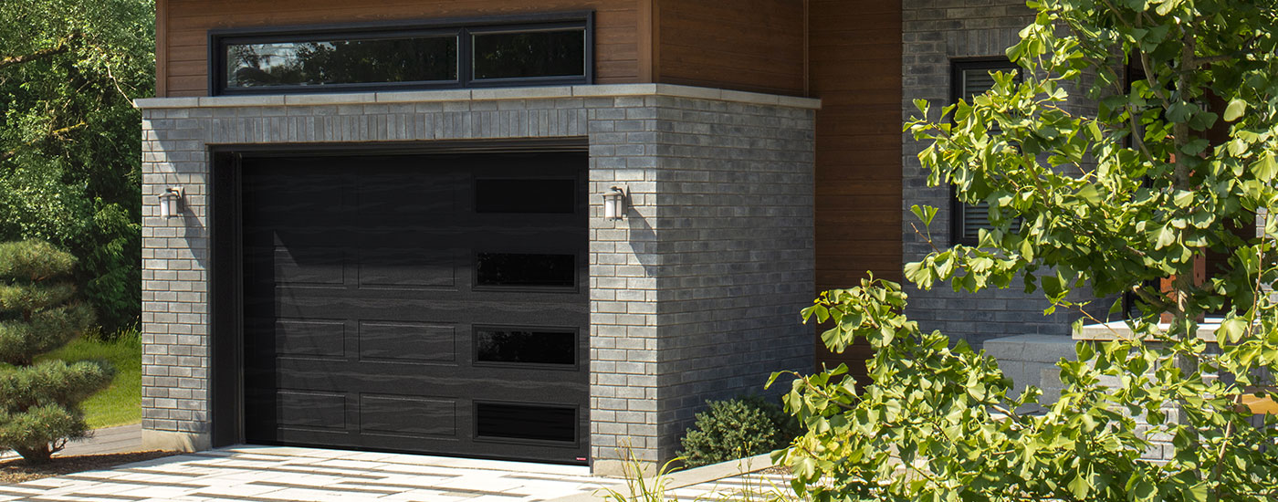 Maison moderne brique gris pâle et bois caramel avec porte de garage simple, design Shaker-Moderne XL, fenêtre Harmonie avec verre Satiné noir