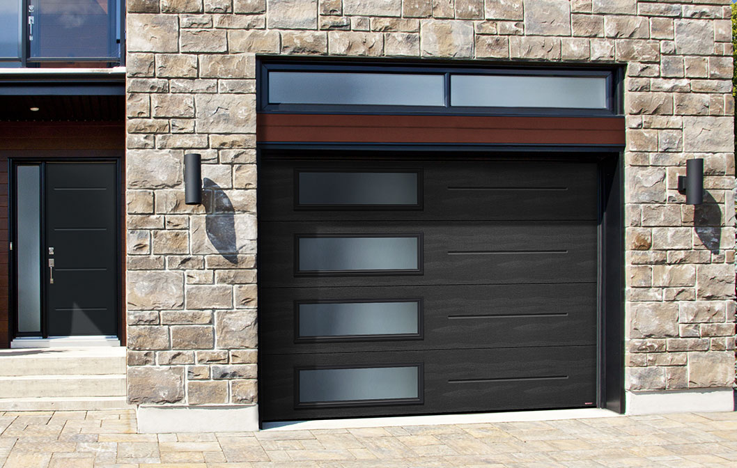 Porte de garage Garaga : Modèle Standard+ Vog, 10’ x 7’, Noir, fenestration Harmonie gauche
 / Porte d’entrée Novatech : Modèle Vog de la Collection Design