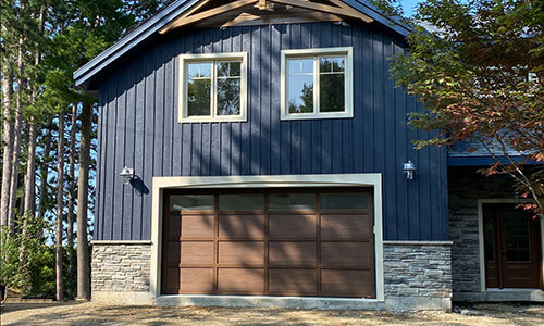 Porte de garage Cambridge CL, 16' x 8', Portes et moulures Noyer chocolaté Faux bois, fenêtres Panoramique avec verre Clair