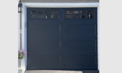 Porte de garage Standard+ Shaker-Plat XL, 8' x 7', Noir, fenêtres avec Appliques Stockton