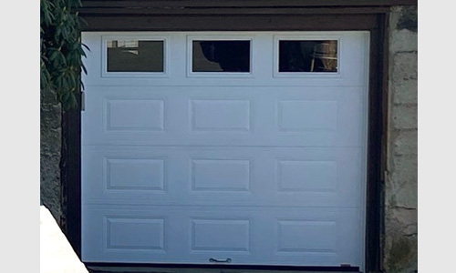 House with Classic CC garage door, 7' 6'' x 6' 6'', Ice White, Clear windows