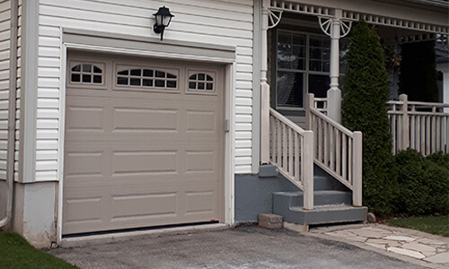 Porte de garage Acadia 138 Classique MIX, 8' x 7', Argile, fenêtres avec Appliques Cascade