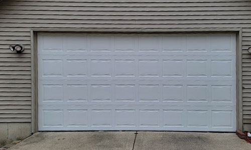 House with Classic Short garage door, 16' x 7', White