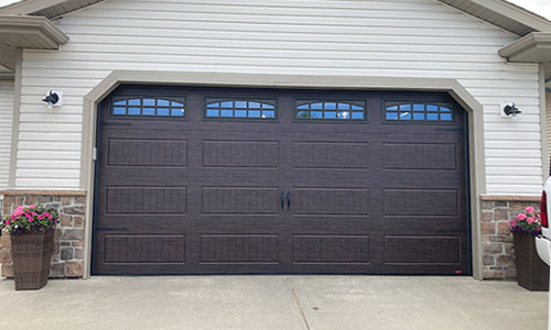 Porte de garage Standard+ North Hatley LP, 16' x 8', Noyer foncé Faux bois, fenêtres Clair