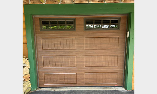 Porte de garage Acadia 138 North Hatley LP, 9' x 7', Noyer chocolaté Faux bois, fenêtres Clair avec applique Richmondt