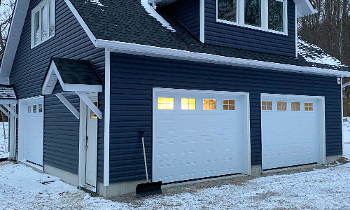 Garage détaché avec 3 portes de garage Classique CC 10' x 7', Blanc glacier, fenêtres Orion 4 carreaux
