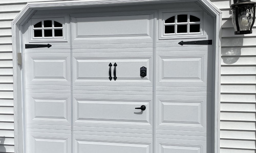 House with Classic MIX garage door, 8' x 7', Ice White, windows with Cascade Inserts