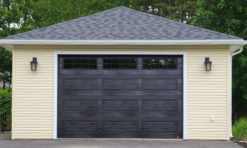 Porte de garage Standard+ Shaker-Moderne XL, 12' x 8', Noir, fenêtres Orion 8 carreaux