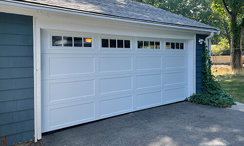 Porte de garage Standard+ Shaker-Plat XL, 16' x 7', Blanc glacier, fenêtres avec Appliques Richmond