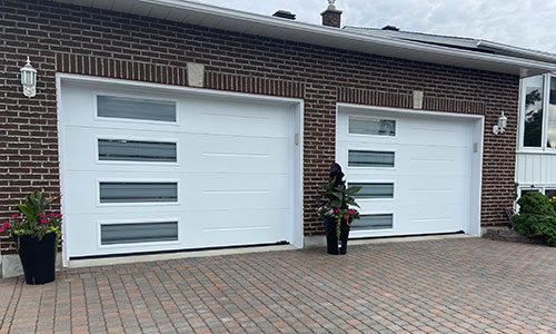 Maison en brique avec 2 portes de garage Standard+ Vog, 10' x 7', Blanc glacier, fenêtres Azur