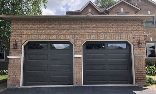 Porte de garage Acadia 138 Classique XL, 8' x 7', Brun commercial, fenêtres Clair