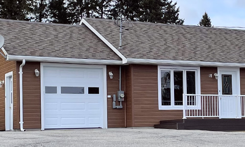 Maison en vinyle brun avec porte de garage Classique MIX, 8' x 7' 9'', Blanc glacier, fenêtres Clair