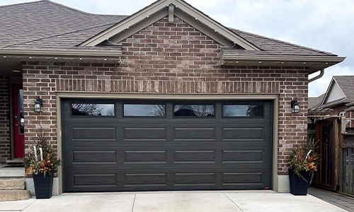 Porte de garage Acadia 138 Classique XL, 16' x 7', Brun commercial, fenêtres Clair