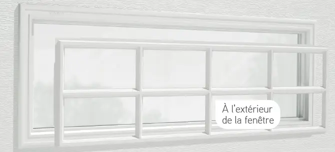 Vue rapprochée d’une applique décorative installée à l’extérieur de la fenêtre.
