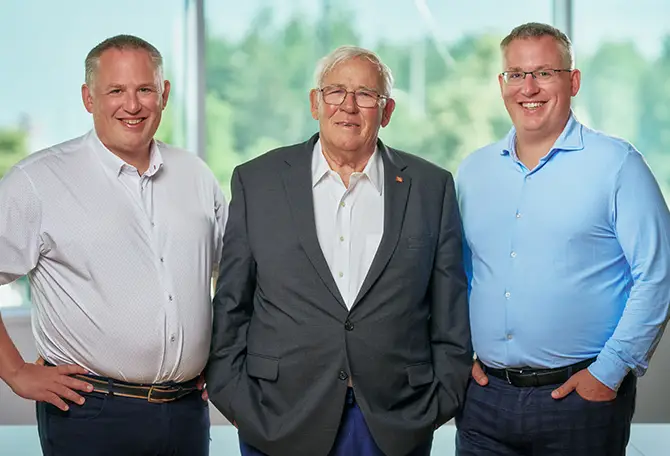 Michel Gendreau, fondateur et Président exécutif du conseil d'administration Garaga, avec ses deux fils jumeaux, Maxime et Martin Gendreau, coprésidents de Garaga depuis 2018.