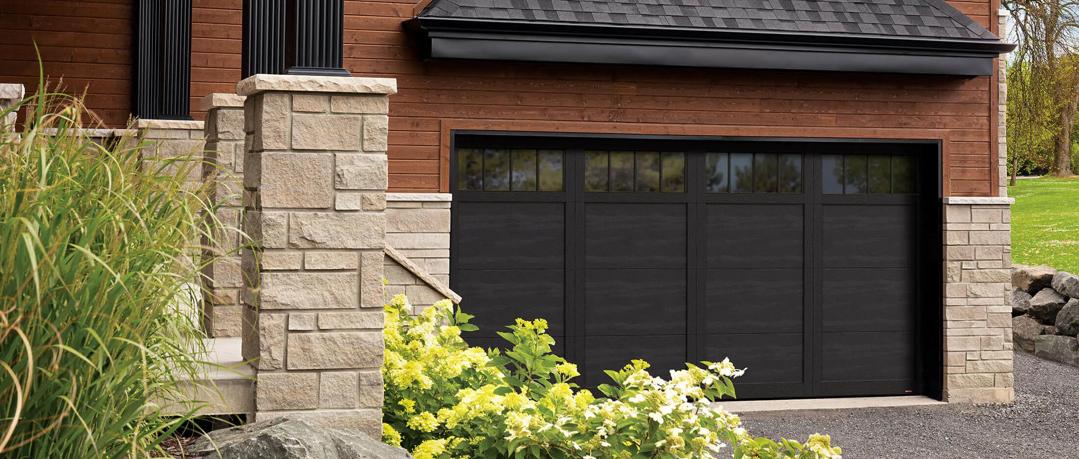 Porte de garage résidentielle élégante Eastman (16' x 8') de Garaga en noir, avec moulures et fenêtres rectangulaires