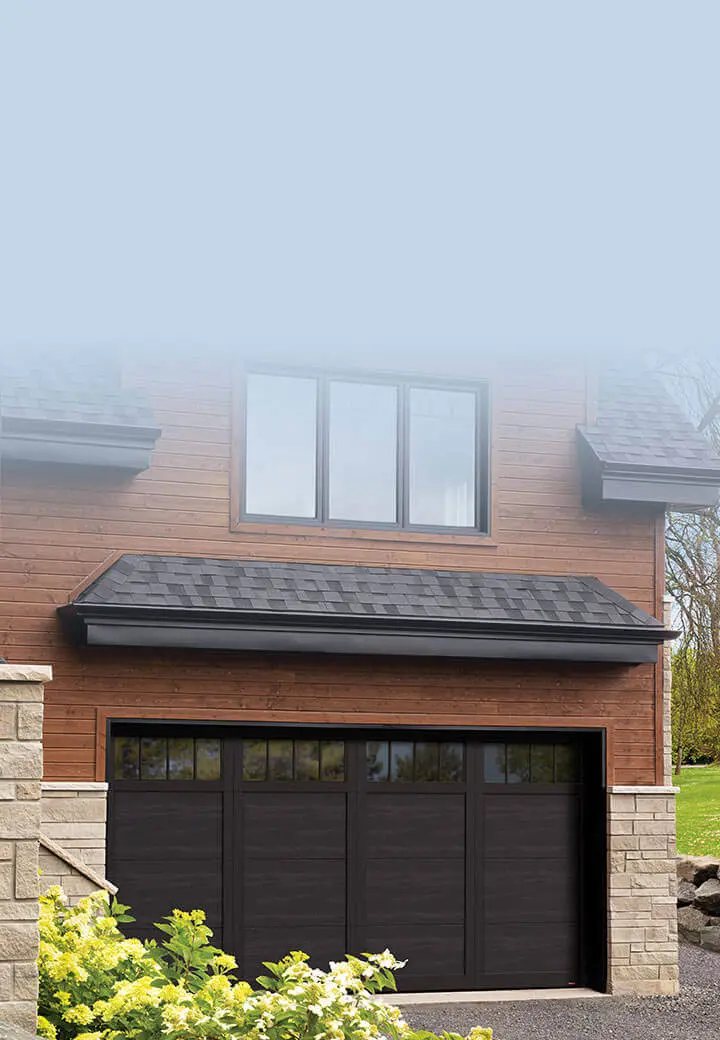 Porte de garage résidentielle élégante Eastman (16' x 8') de Garaga en noir, avec moulures et fenêtres rectangulaires