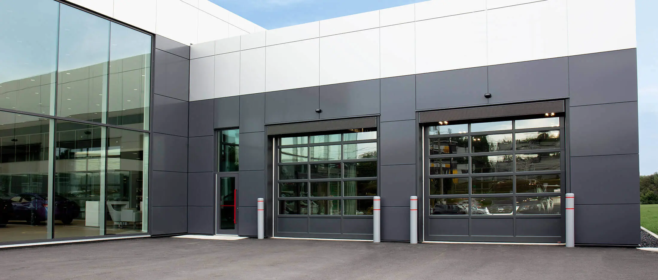 Bâtiment commercial moderne avec des portes de garage Garaga (12' x 12') avec une extrusion en minerai de fer