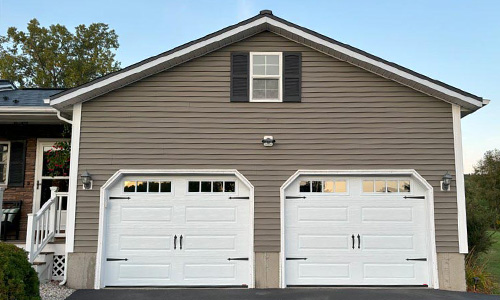 Porte de garage Acadia 138 Classique XL, 9' x 7', Blanc glacier, fenêtres Clair avec Applique Richmond