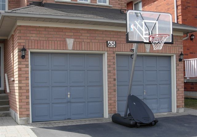 Quels sont les dangers réels d'utiliser une porte de garage trop âgée ?