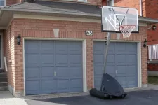 Quels sont les dangers réels d'utiliser une porte de garage trop âgée ?