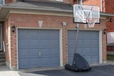 Quels sont les dangers réels d'utiliser une porte de garage trop âgée ?