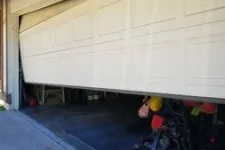 Porte de garage sortie de ses rails.