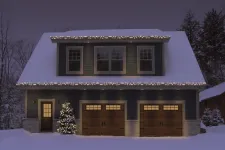 Image d'un garage de nuit avec 2 portes de garage, design North Hatley LP, couleur Brun commercial, avec fenêtres Orion à 8 carreaux