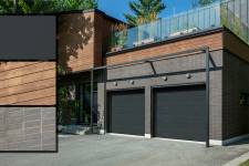 Maison moderne brique gris et bois caramel, style scandinave et japandi, garage double, portes de garage Uni, couleur Minerai de fer