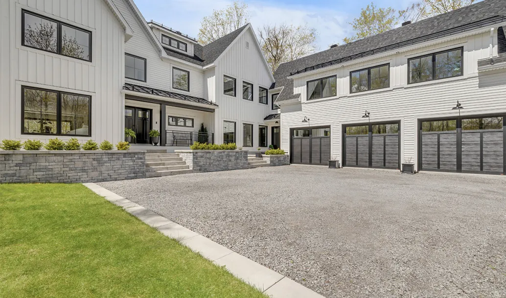 Princeton P-12, 11' x 9', portes et moulures Noir, fenêtres Panoramique avec verre Clair / Agencement : porte d'entrée Novatech, modèle Victoria