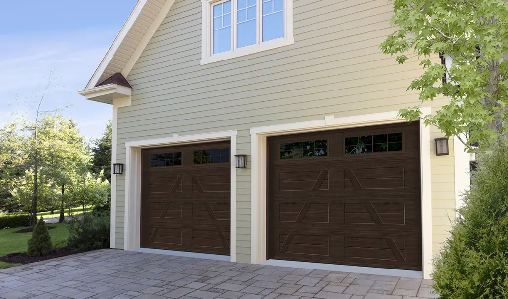 Collection Village Configuration A, Cœur 2 lattes, 9' x 8', Noyer foncé Faux bois", fenêtres avec Appliques Stockton