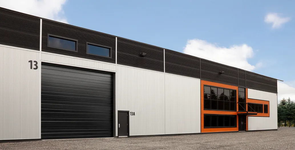 S-24, 20' x 18', Noir commercial