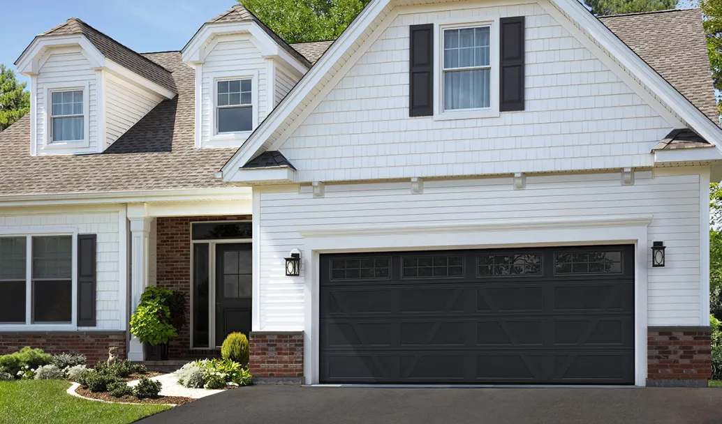 Collection Village Configuration V, Cœur uni, 16' x 7', Noir froid, fenêtres avec Appliques Stockton. Porte d'entrée Novatech, modèle London.